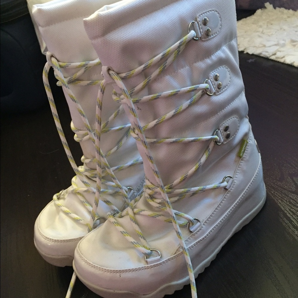 White lace up snow boots 7.5